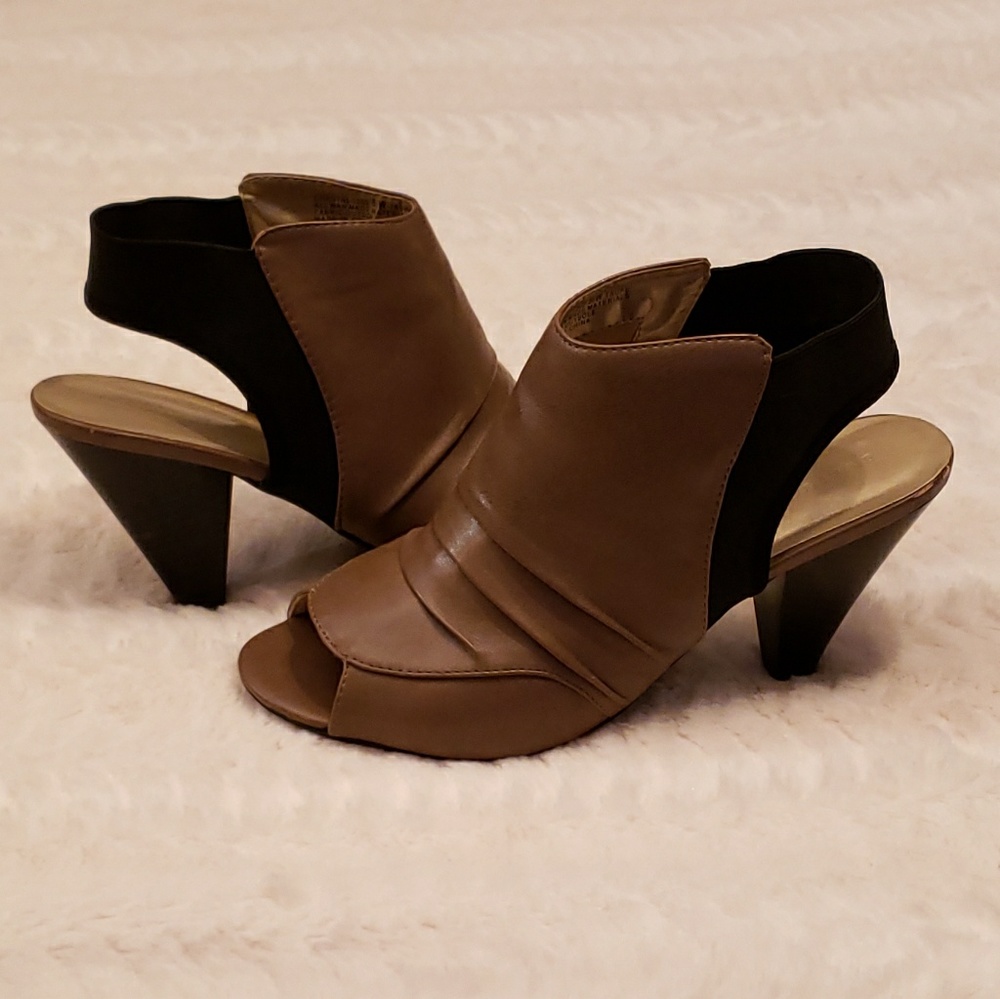 Chantal black&tan open toe slingback booties
